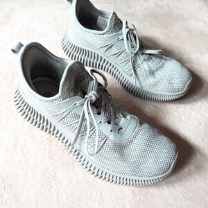 Skechers Light Gray Women's Athletic Shoes